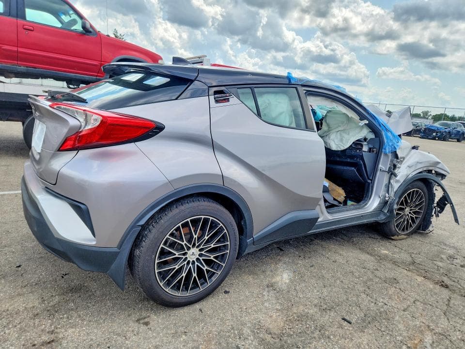 2019 TOYOTA C-HR XLE 3