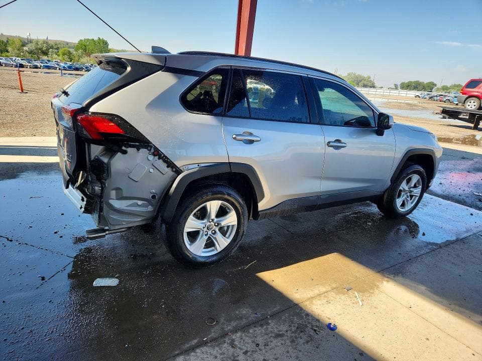 2019 TOYOTA RAV4 XLE 3