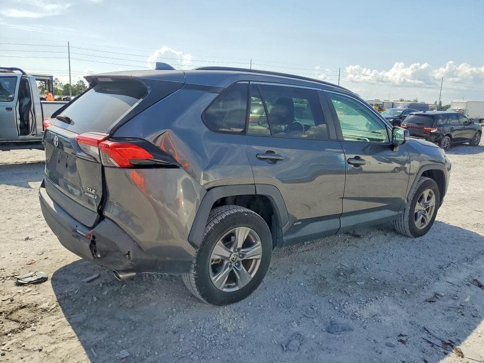 2022 TOYOTA RAV4 XLE 3