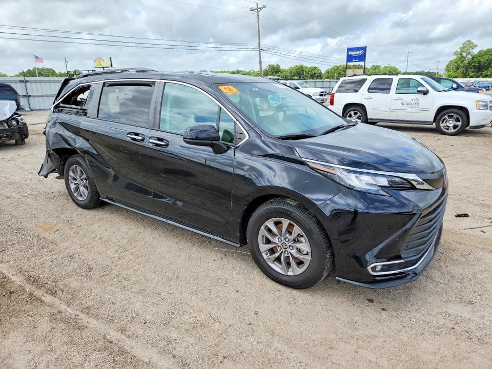 2022 TOYOTA SIENNA XLE 4