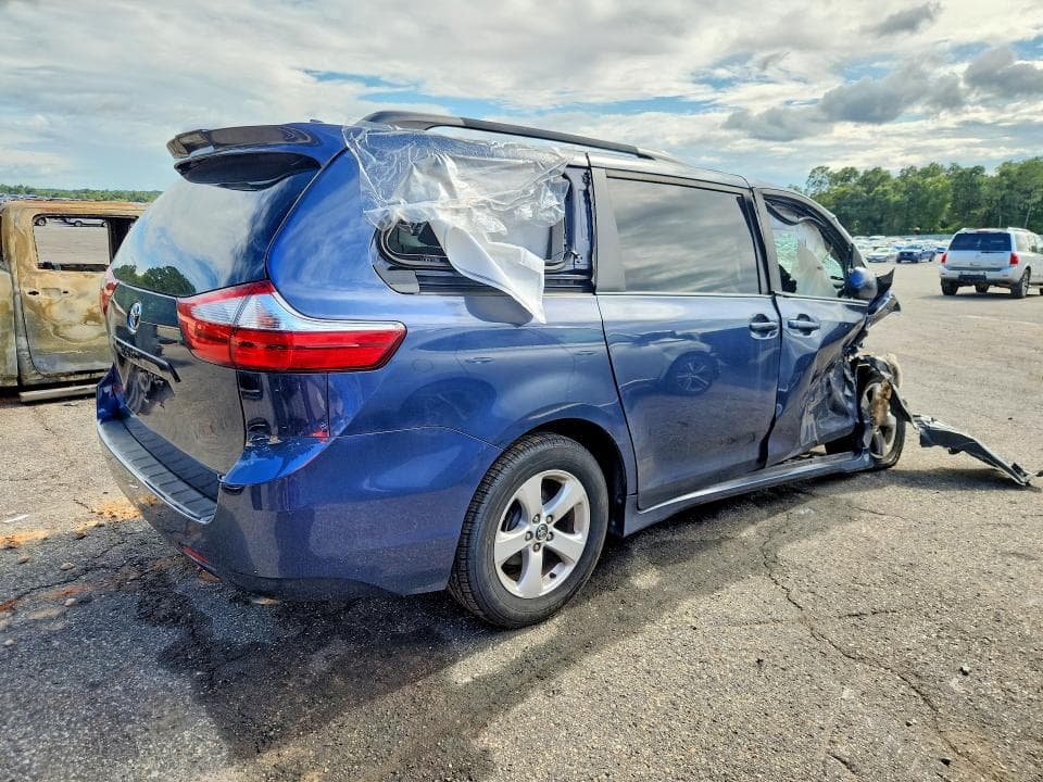 2018 TOYOTA SIENNA LE 3