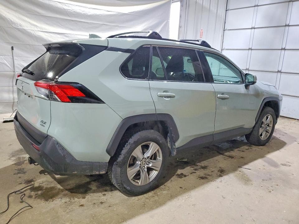 2022 TOYOTA RAV4 XLE 3