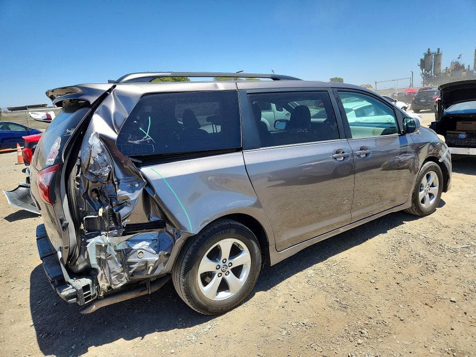 2018 TOYOTA SIENNA LE 3