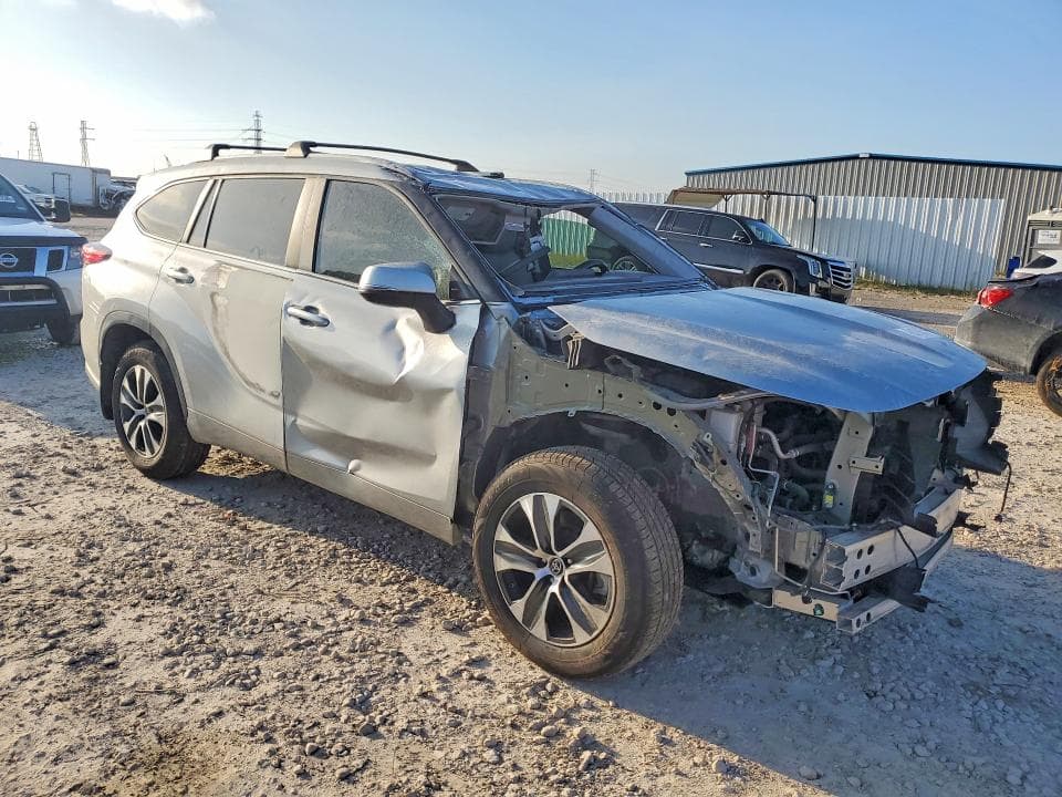 2023 TOYOTA HIGHLANDER XLE 4