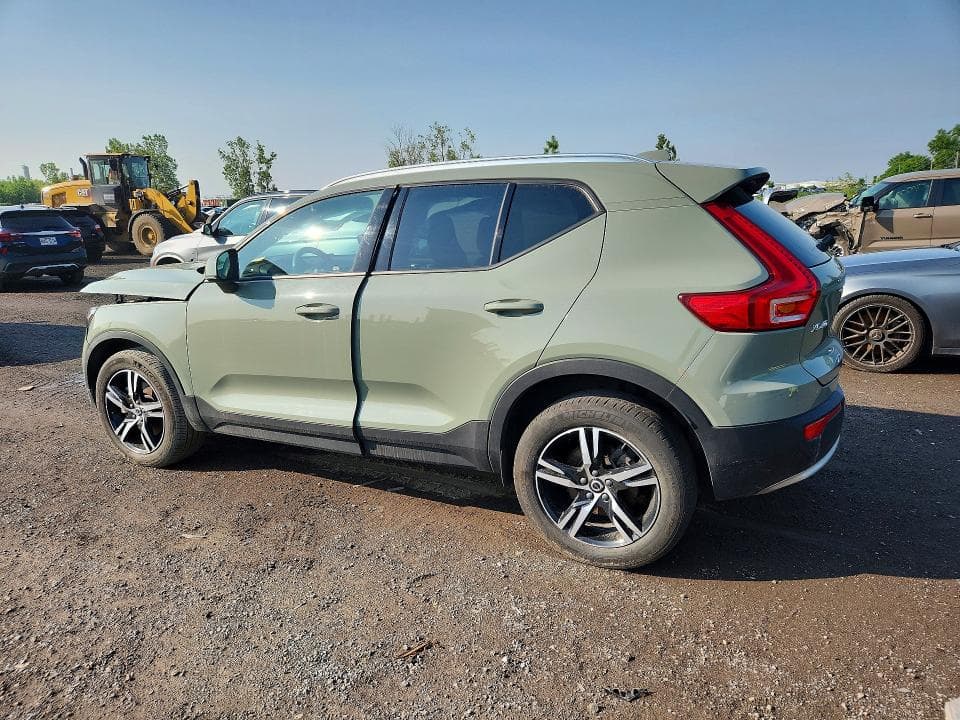 2023 VOLVO XC40 CORE 2