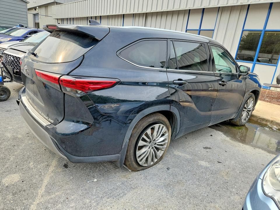 2023 TOYOTA HIGHLANDER PLATINUM 3