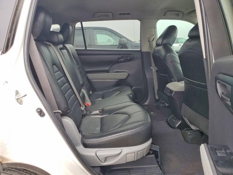 2020 TOYOTA HIGHLANDER LE 11