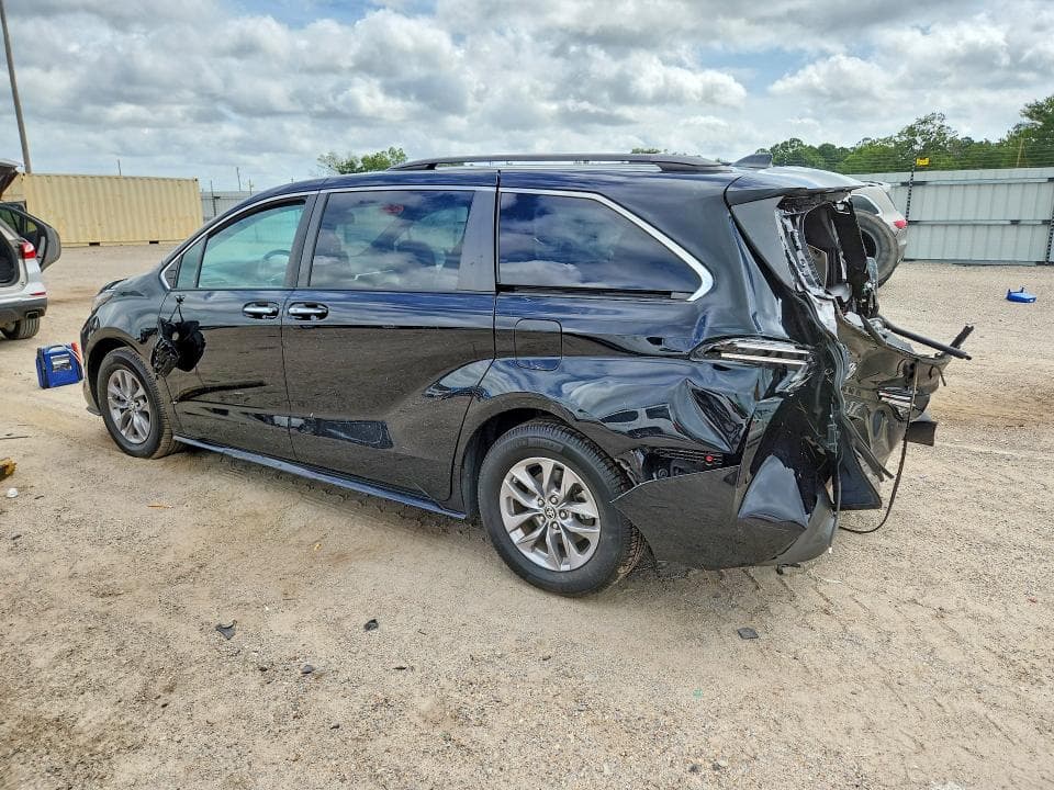 2022 TOYOTA SIENNA XLE 2