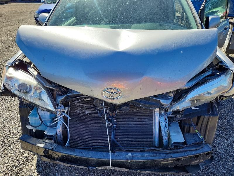2017 TOYOTA SIENNA LE 12
