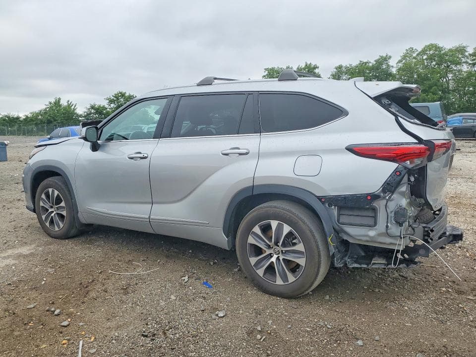 2022 TOYOTA HIGHLANDER XLE 2