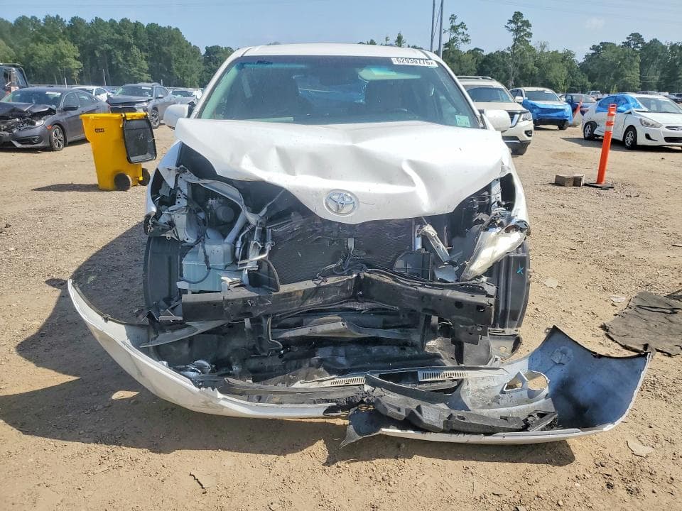 2017 TOYOTA SIENNA LE 5