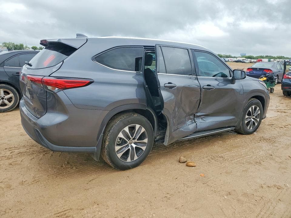 2021 TOYOTA HIGHLANDER XLE 3