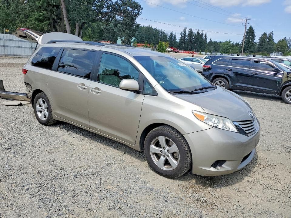 2017 TOYOTA SIENNA LE 4