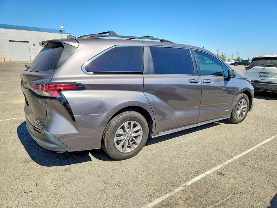 2021 TOYOTA SIENNA XLE 3