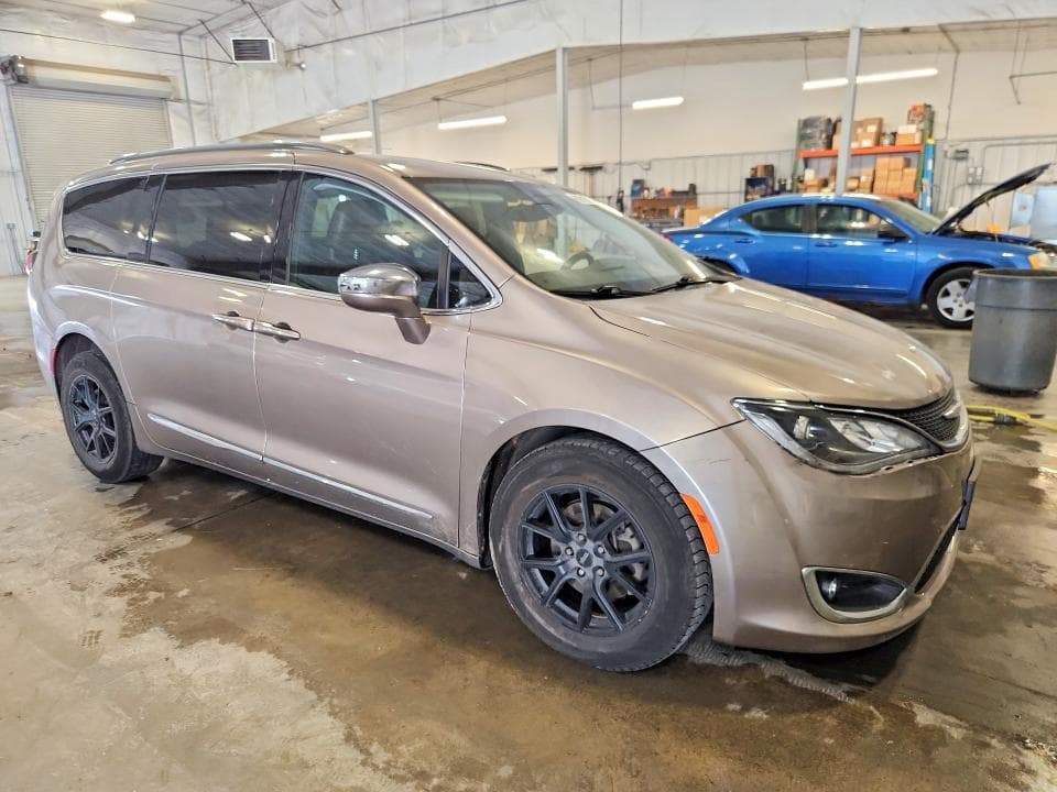 2017 CHRYSLER PACIFICA LIMITED 4