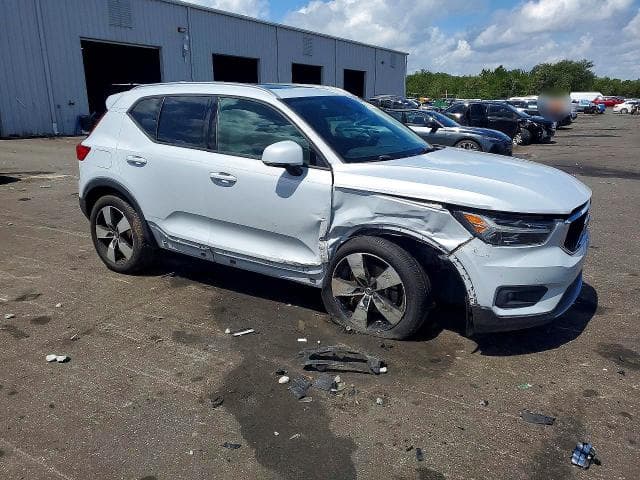 2021 VOLVO XC40 T5 MOMENTUM 4