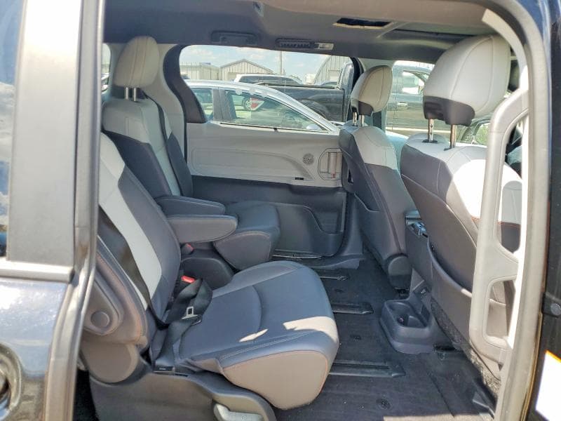 2024 TOYOTA SIENNA XSE 11