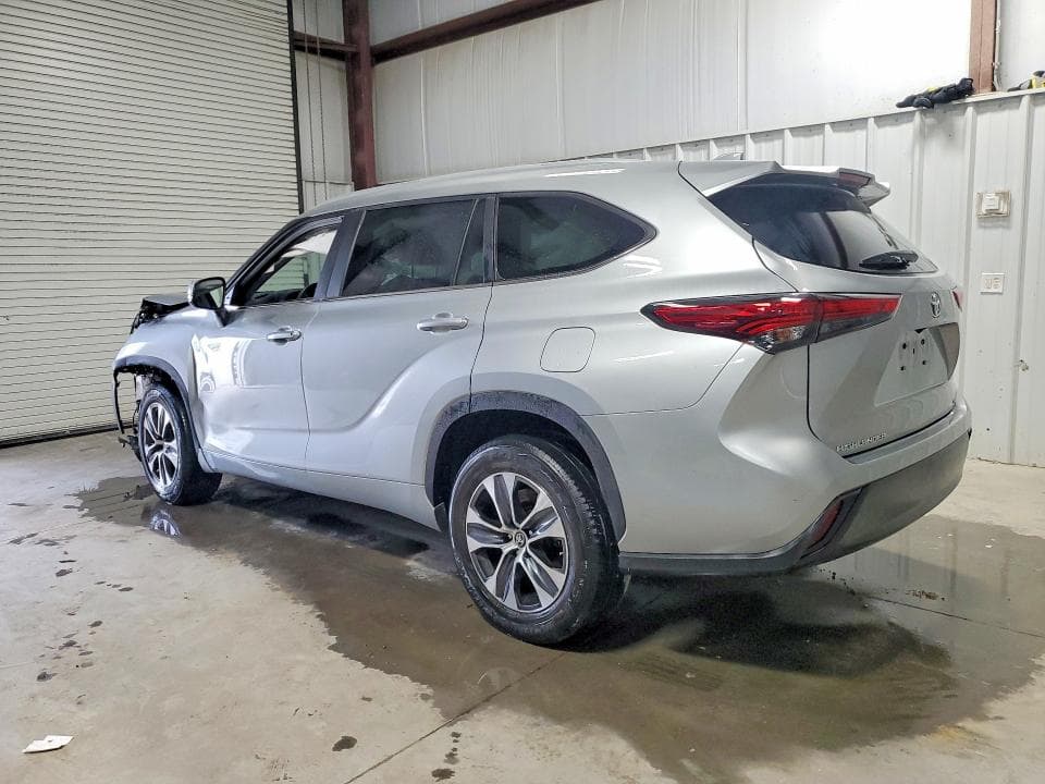 2023 TOYOTA HIGHLANDER XLE 2