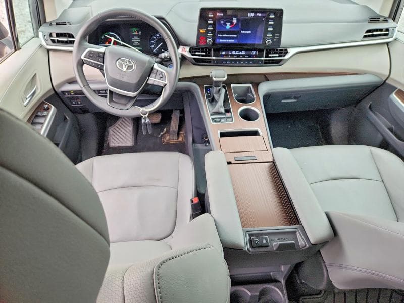 2022 TOYOTA SIENNA XLE 8
