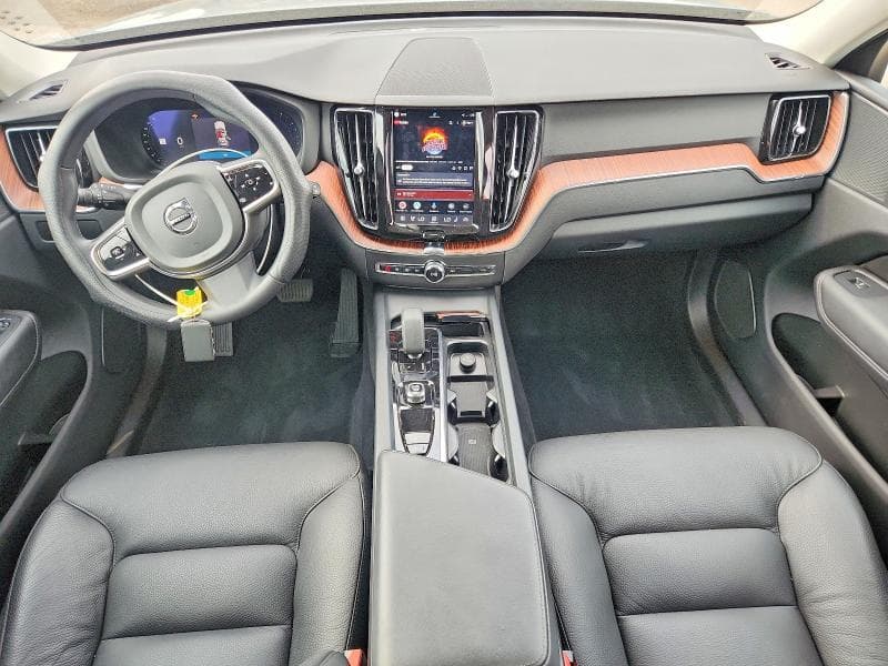 2024 VOLVO XC60 PLUS 8