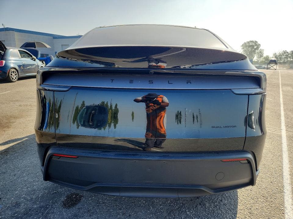 2026 TESLA MODEL Y 6
