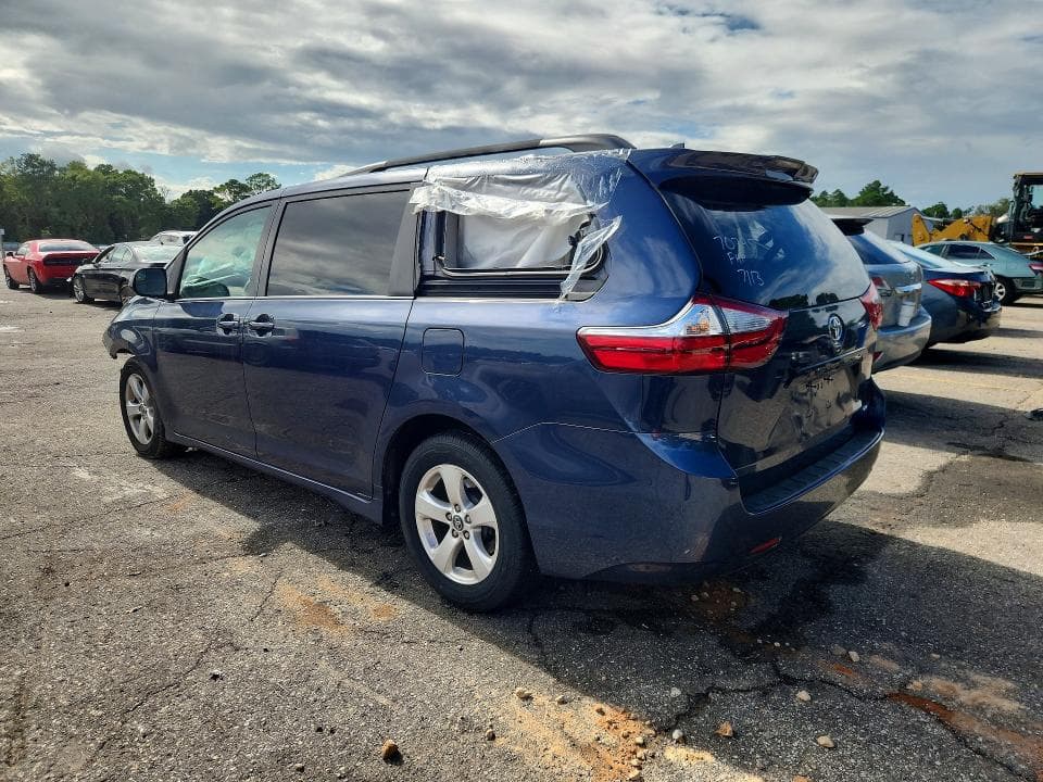 2018 TOYOTA SIENNA LE 2