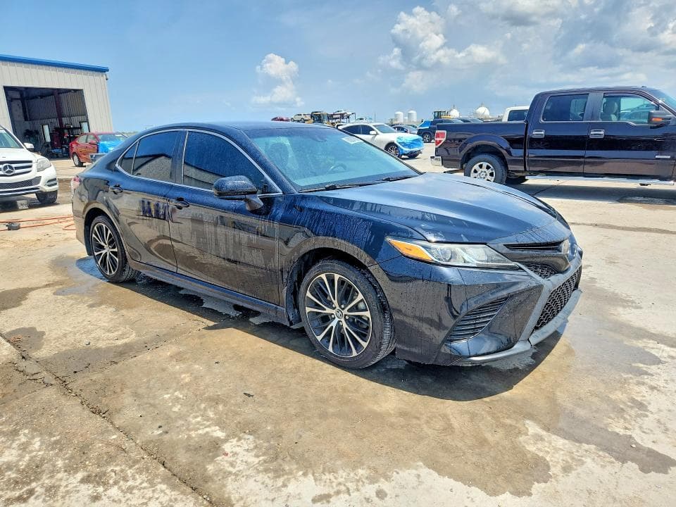2020 TOYOTA CAMRY SE 4