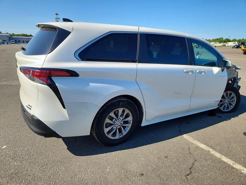 2021 TOYOTA SIENNA XLE 3