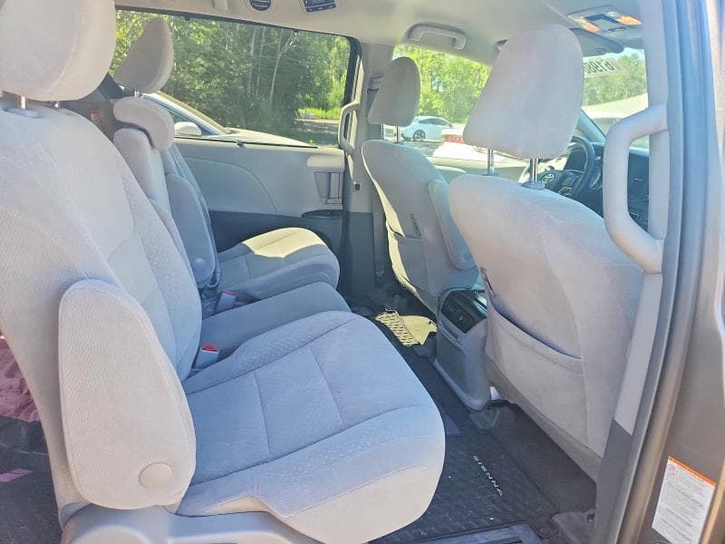 2019 TOYOTA SIENNA LE 11