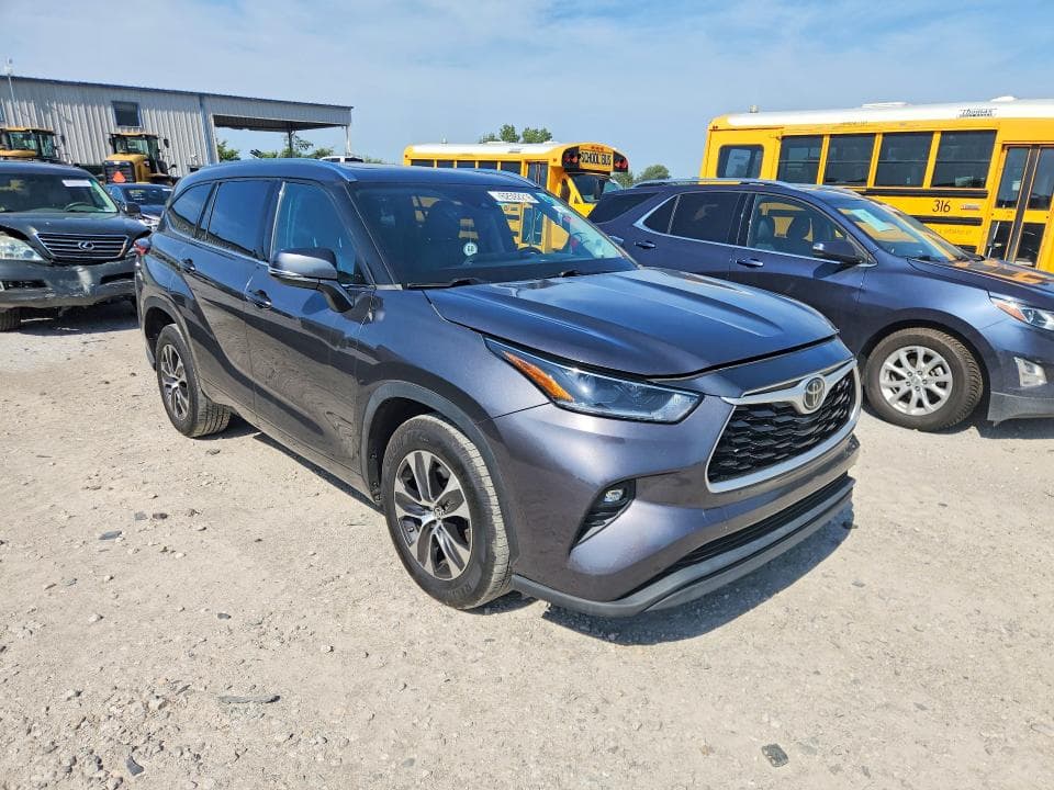 2021 TOYOTA HIGHLANDER XLE 4