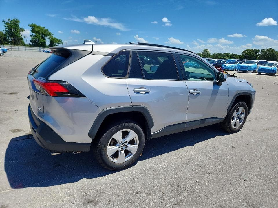 2020 TOYOTA RAV4 XLE 3