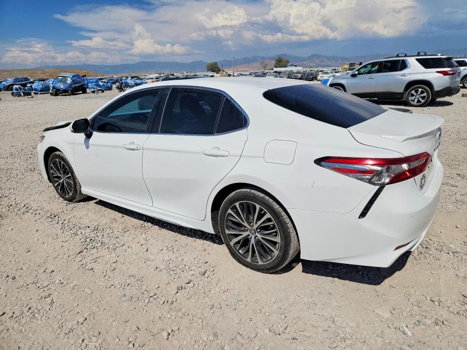 2018 TOYOTA CAMRY SE 2