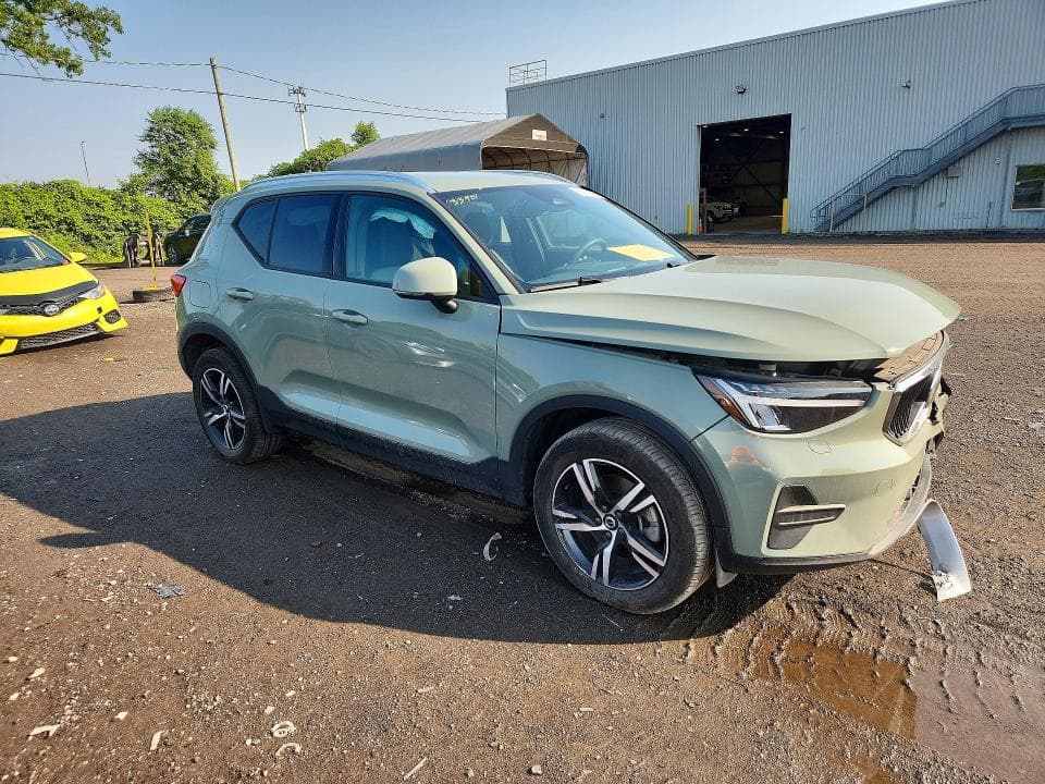 2023 VOLVO XC40 CORE 4
