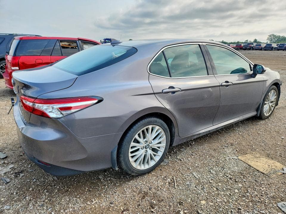 2020 TOYOTA CAMRY XLE 3