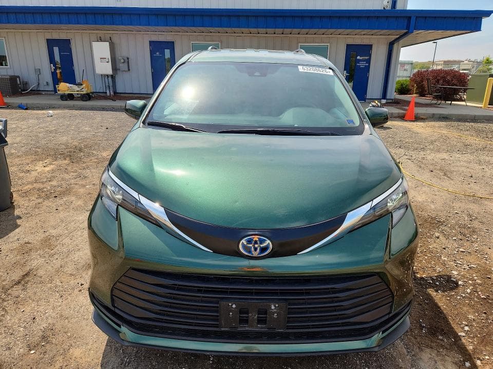 2025 TOYOTA SIENNA LE 5