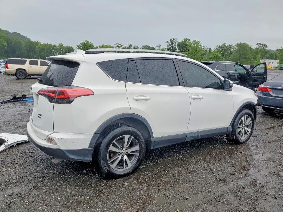 2018 TOYOTA RAV4 XLE 3