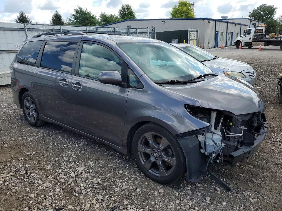 2018 TOYOTA SIENNA SE PREMIUM 8-PASSENGER 4