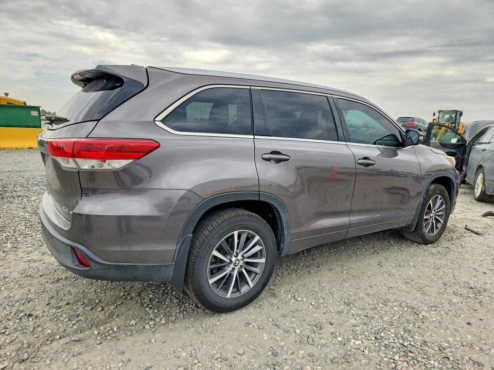 2017 TOYOTA HIGHLANDER XLE 3