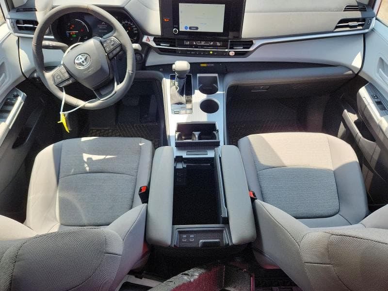 2026 TOYOTA SIENNA LE 8