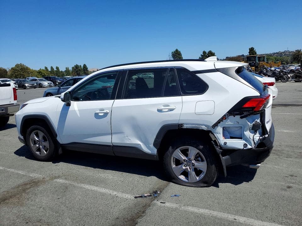 2022 TOYOTA RAV4 XLE 2
