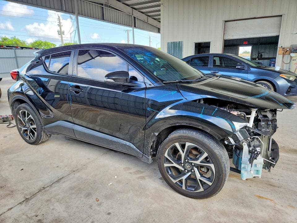 2021 TOYOTA C-HR XLE 4