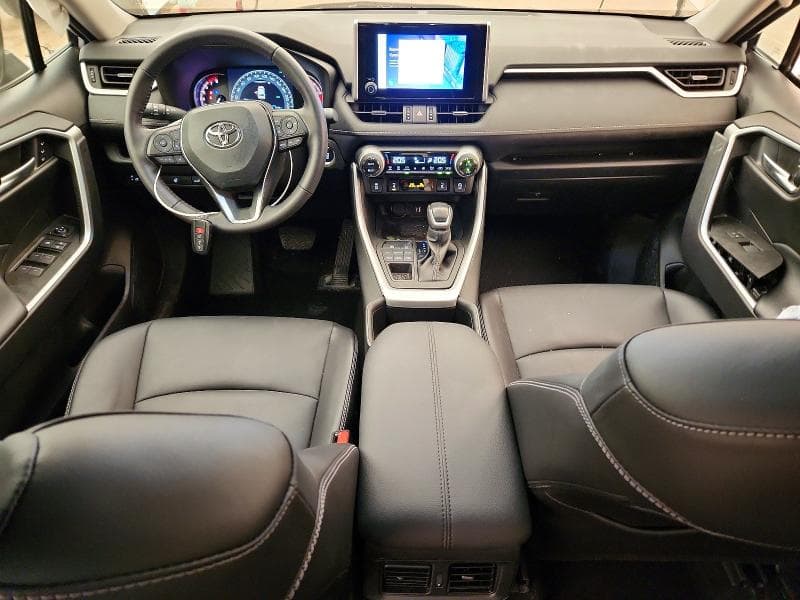 2024 TOYOTA RAV4 XLE 8
