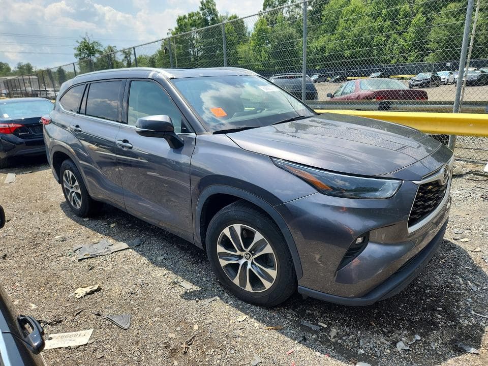 2022 TOYOTA HIGHLANDER XLE 4