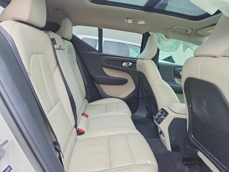 2023 VOLVO XC40 PLUS 11
