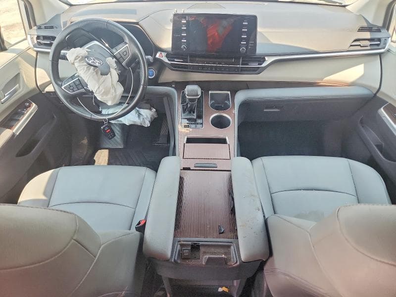 2023 TOYOTA SIENNA XLE 8