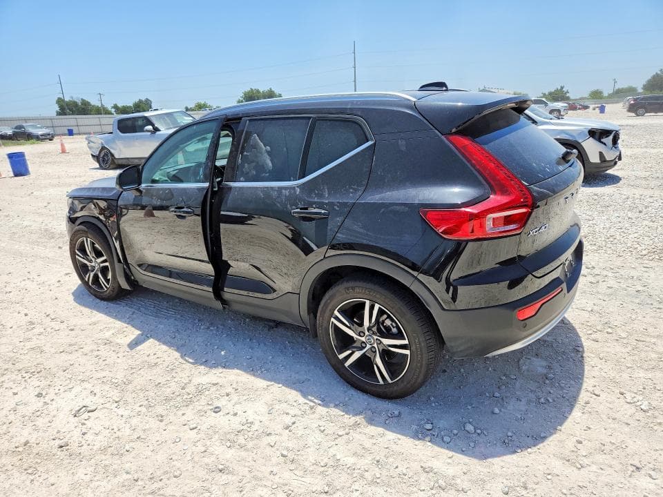 2025 VOLVO XC40 CORE 2