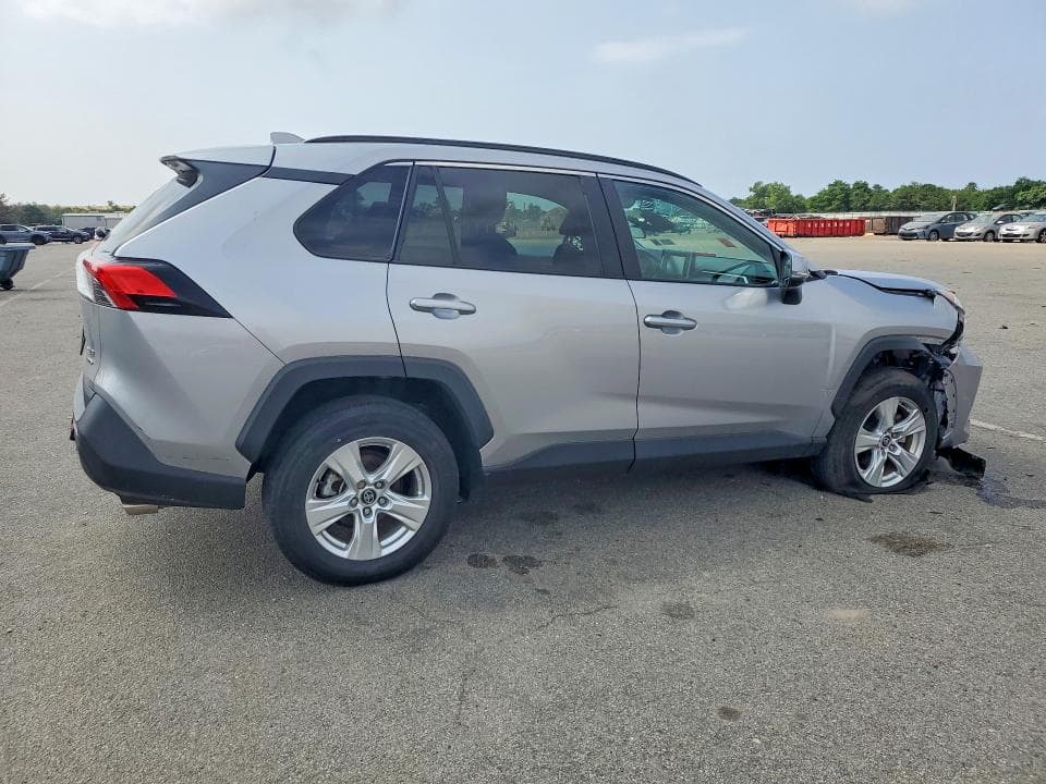 2021 TOYOTA RAV4 XLE 3