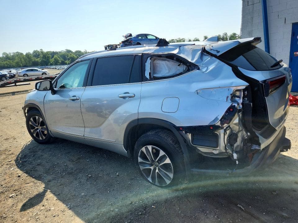 2022 TOYOTA HIGHLANDER XLE 2