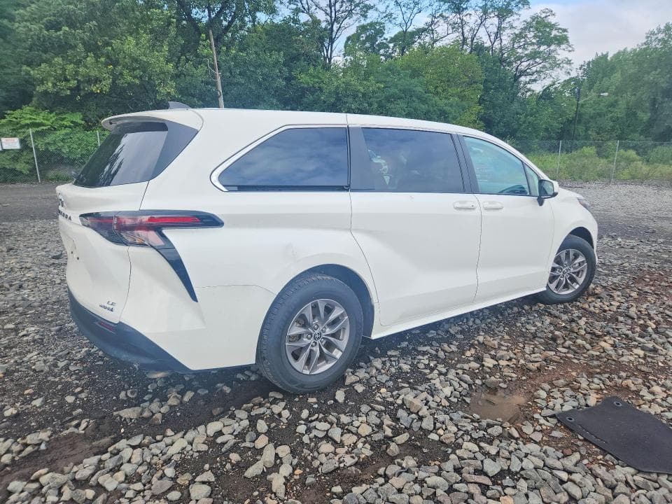 2024 TOYOTA SIENNA LE 3