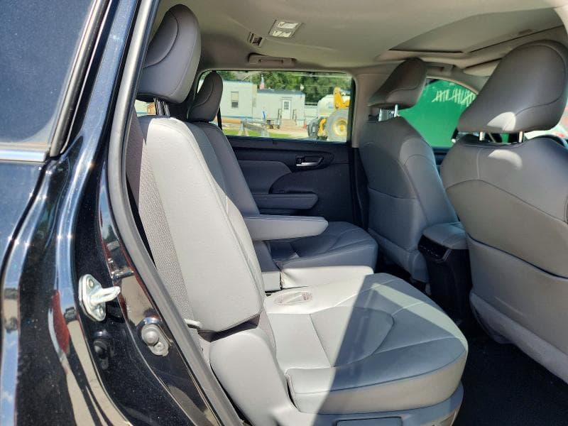 2021 TOYOTA HIGHLANDER XLE 11